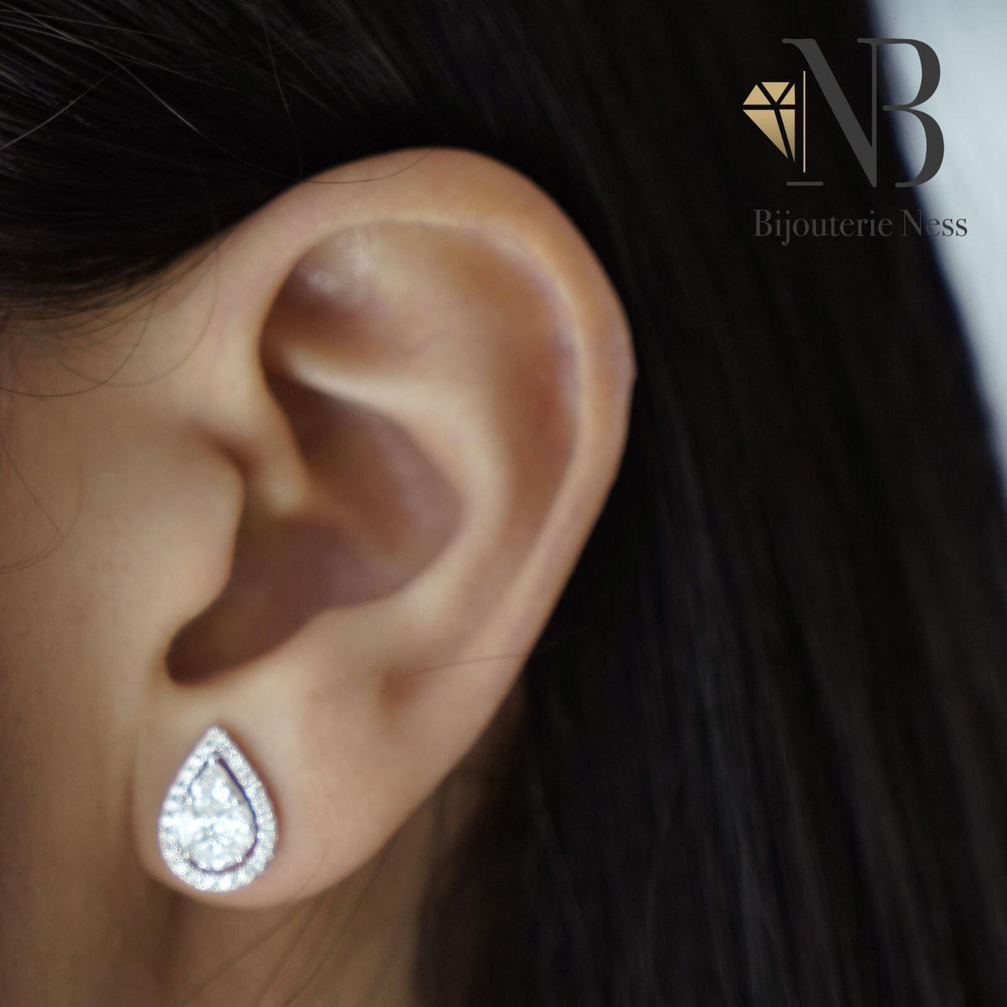 
                  
                    NESS Boucle d'oreilles en or blanc 18 carats et  diamants format poire référence : 002.21643
                  
                