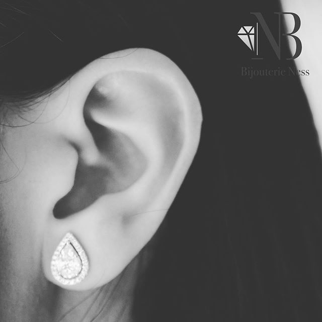 
                  
                    NESS Boucle d'oreilles en or blanc 18 carats et  diamants format poire référence : 002.21643
                  
                