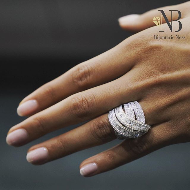 
                  
                    NESS Bague dite "baguette" 5 rangs diamants baguettes en or blanc 18 carats référence : 002.21547
                  
                
