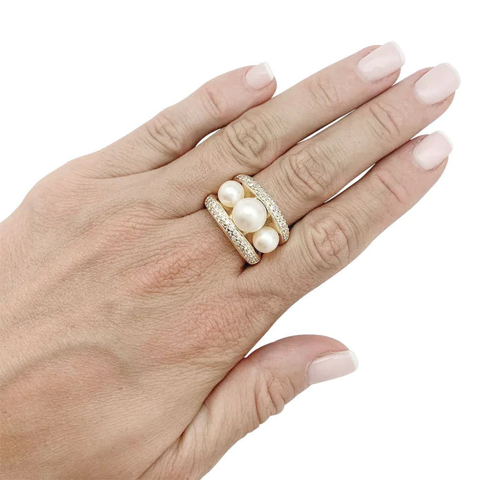 
                  
                    POIRAY Bague modèle FIDJI en Or Jaune 18 carats avec diamants et perles de culture blanches référence : 437013
                  
                